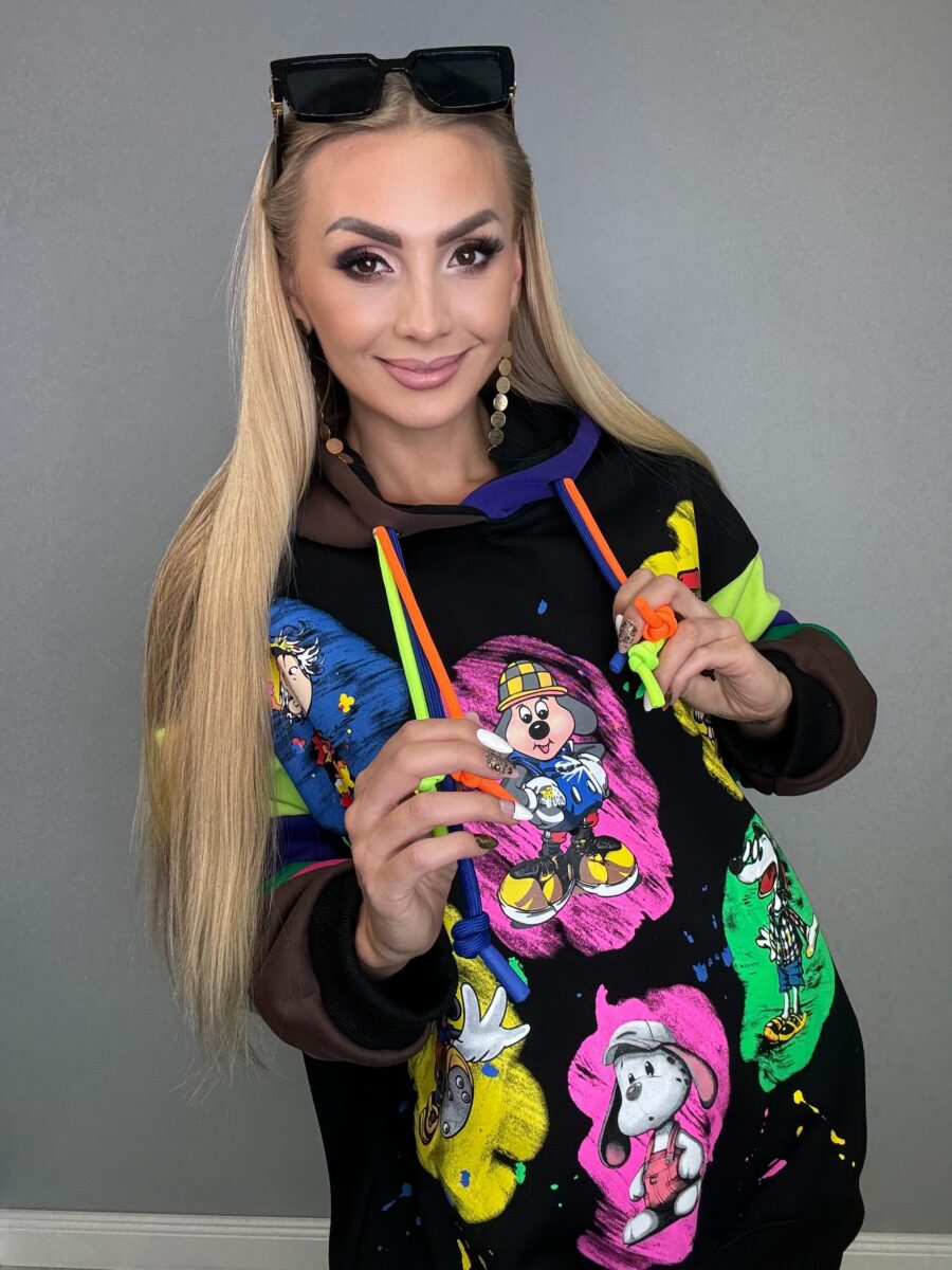 Bluza kolorowa z animowanymi postaciami - kolorowe sznurki i kaptur - obrazek 5