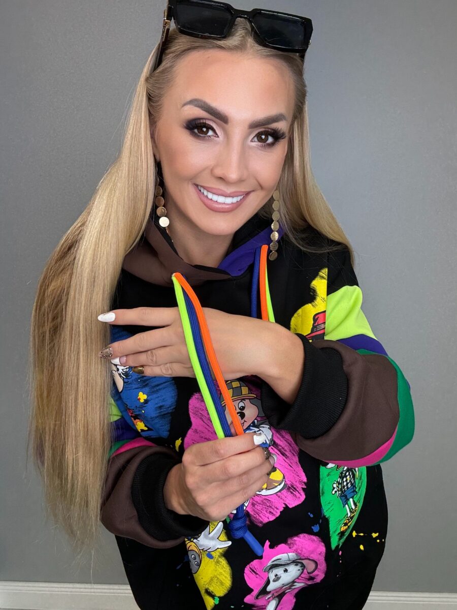 Bluza kolorowa z animowanymi postaciami - kolorowe sznurki i kaptur - obrazek 4