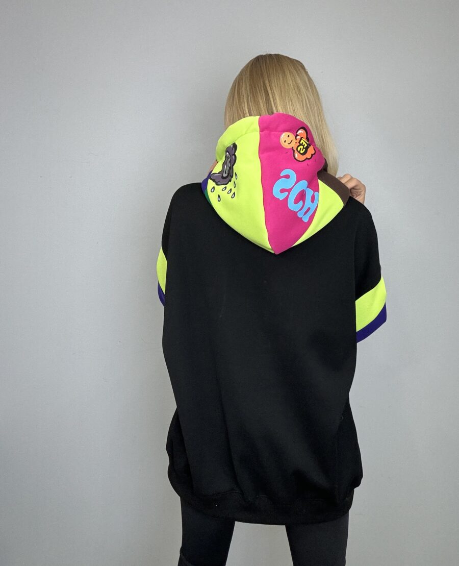 Bluza kolorowa z animowanymi postaciami - kolorowe sznurki i kaptur - obrazek 7