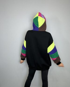 Bluza kolorowa z animowanymi postaciami - kolorowe sznurki i kaptur - obrazek 6