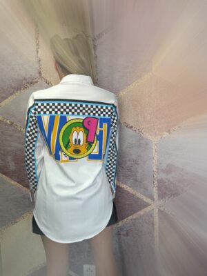 Koszula biała z naszywkami kolorowymi - obrazek 3