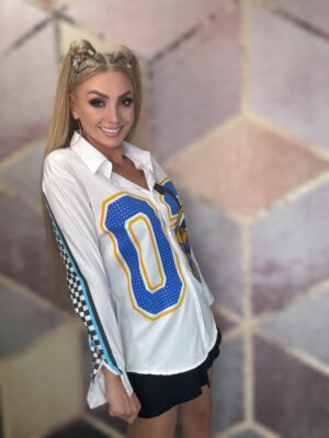 Koszula biała z naszywkami kolorowymi - obrazek 2