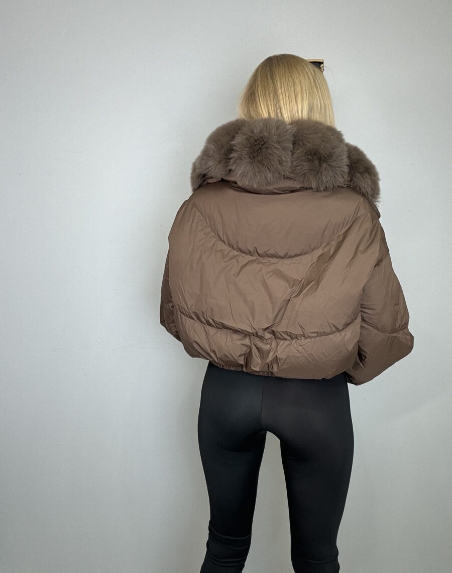 Kurtka czekoladowa z rozszerzonymi rękawkami i bogatym obszyciem z lisa - obrazek 4