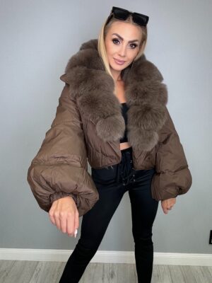 Kurtka czekoladowa z rozszerzonymi rękawkami i bogatym obszyciem z lisa - obrazek 2