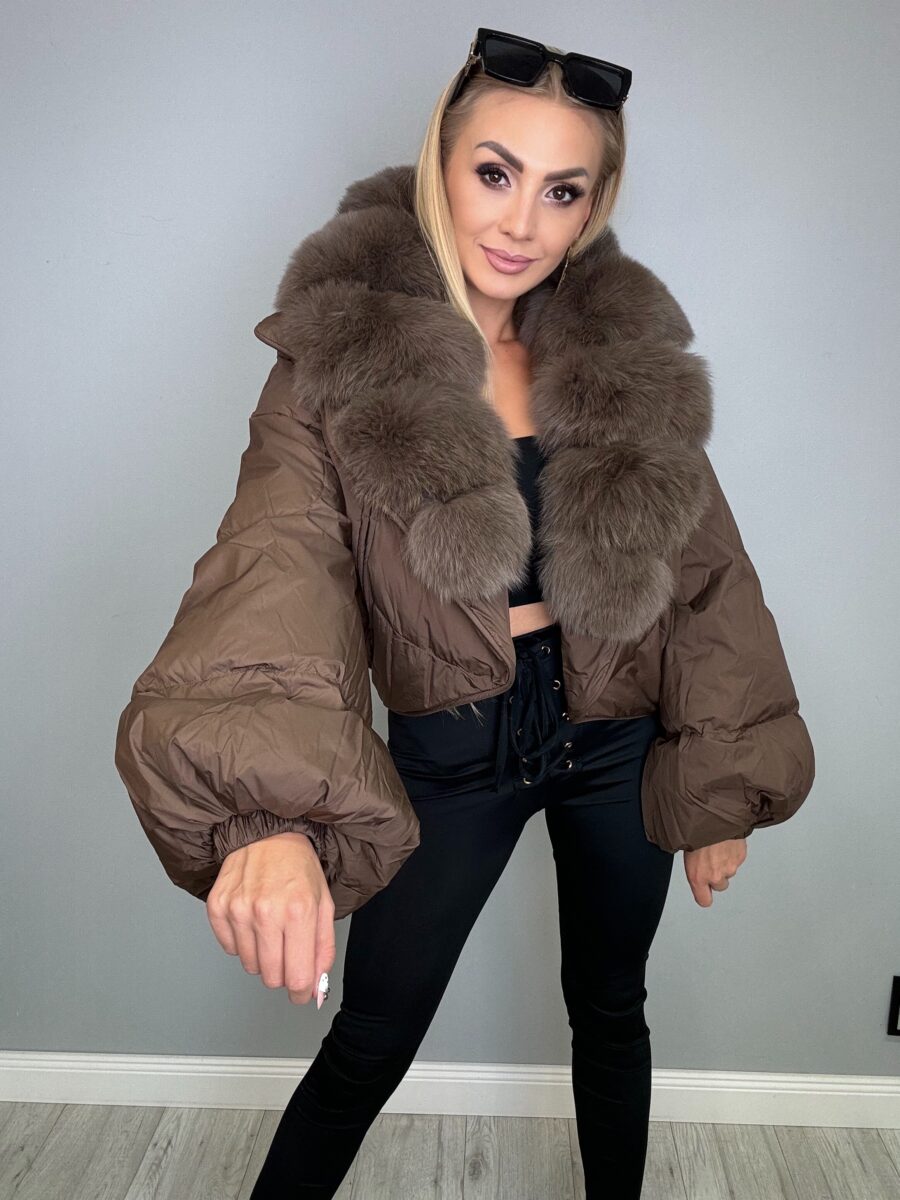Kurtka czekoladowa z rozszerzonymi rękawkami i bogatym obszyciem z lisa - obrazek 2