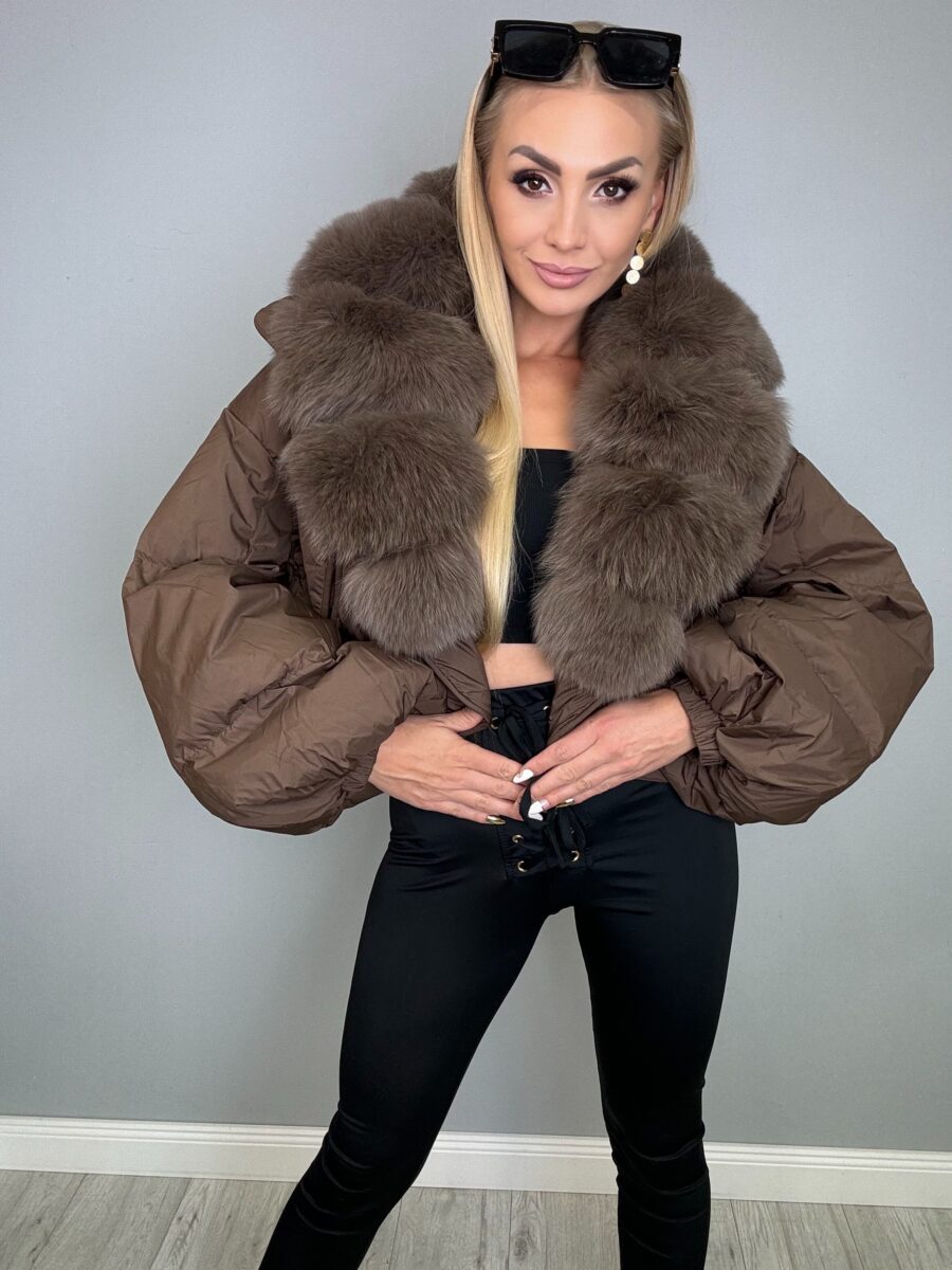 Piękna i Moda Kurtka czekoladowa z rozszerzonymi rękawkami i bogatym obszyciem z lisa4 Kurtka czekoladowa z rozszerzonymi rękawkami i bogatym obszyciem z lisa - obrazek 1