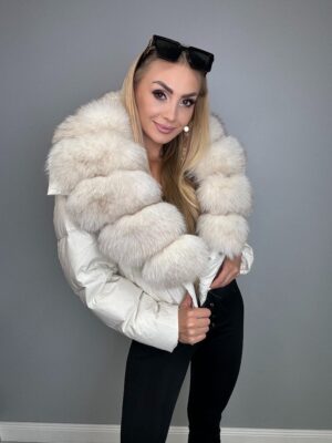Kurtka śmietankowa z naturalnym bogatym obszyciem z lisa