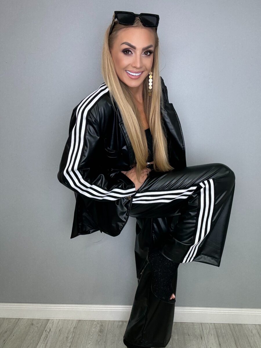 Stylowy komplet spodnie + marynarka z EKO skóry OVERSIZE z białymi paskami - obrazek 2