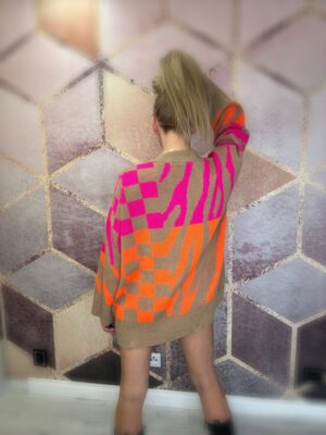 Sweter we wzory pomarańczowo-różowe z modnymi dziurami - obrazek 3