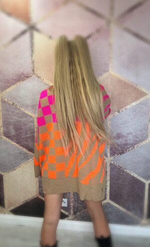 Sweter we wzory pomarańczowo-różowe z modnymi dziurami - obrazek 4