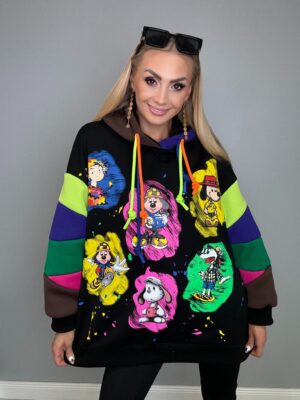 Bluza kolorowa z animowanymi postaciami - kolorowe sznurki i kaptur