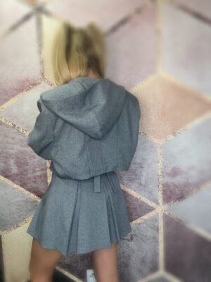 Krótka szara marynarka z kapturem - obrazek 5