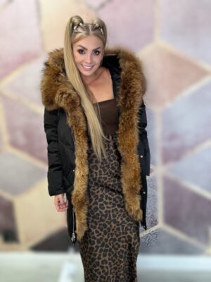 Długa kurtka puchowa w czarnym kolorze