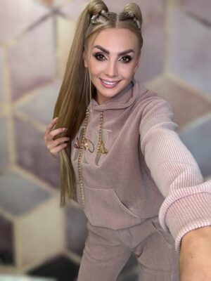 Dres z kapturem a'la sztruks pudrowy róż - obrazek 2