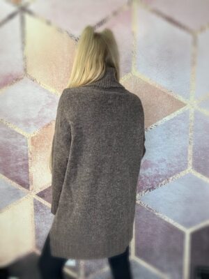 Swetr golf z przedłużanym tyłem brązowy - obrazek 5