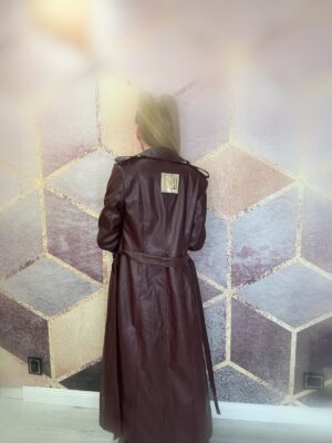 Damski płaszcz z EKO skóry bordo - obrazek 3