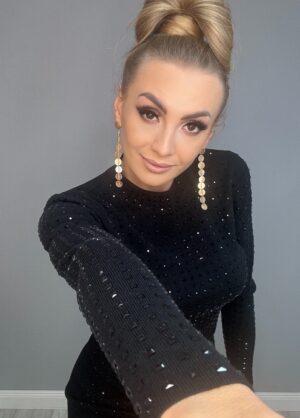 Czarny komplet prążek - spódnica z bluzka wysadzana czarnymi kamieniami - obrazek 9