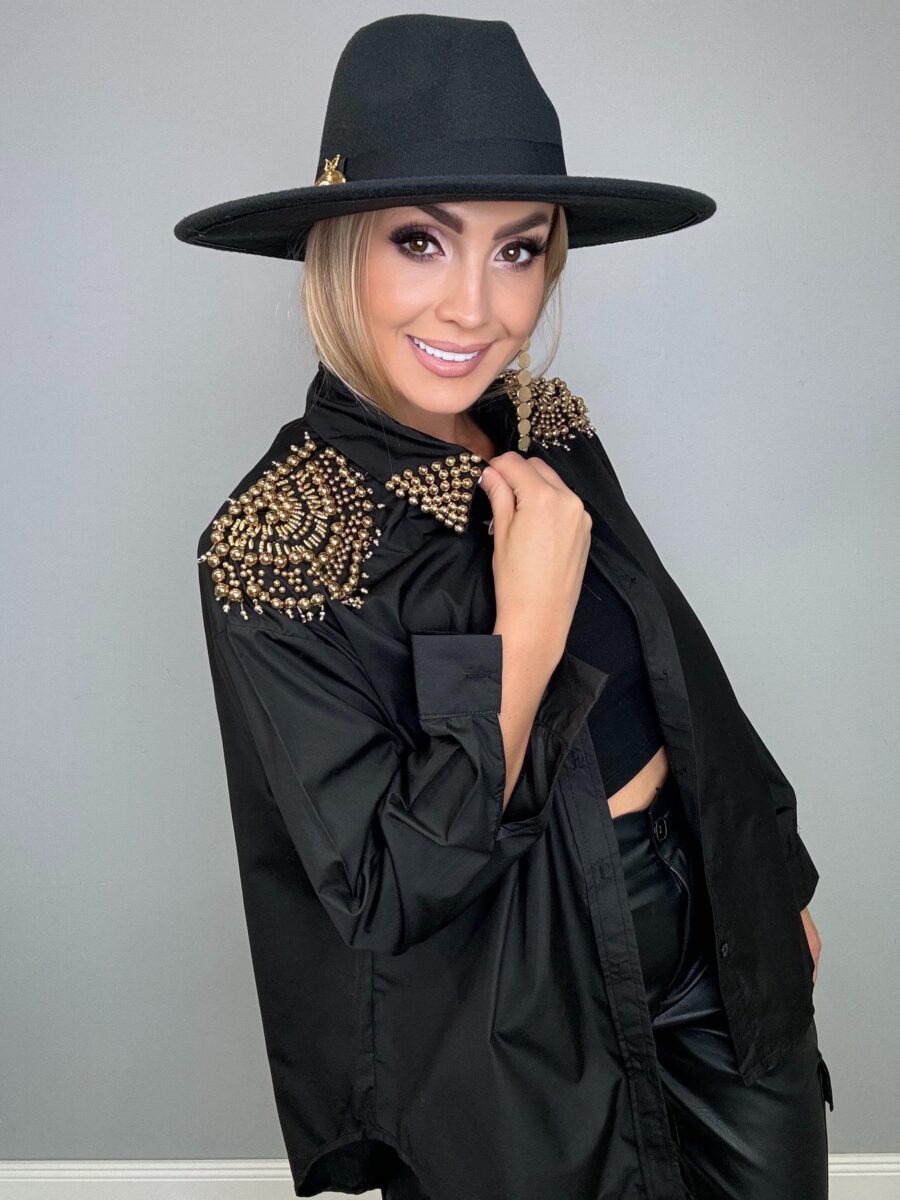 Czarna koszula ze złotymi zdobieniami pagonami i kołnierzykiem - obrazek 3