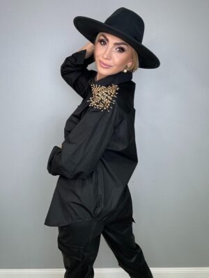 Czarna koszula ze złotymi zdobieniami pagonami i kołnierzykiem - obrazek 5