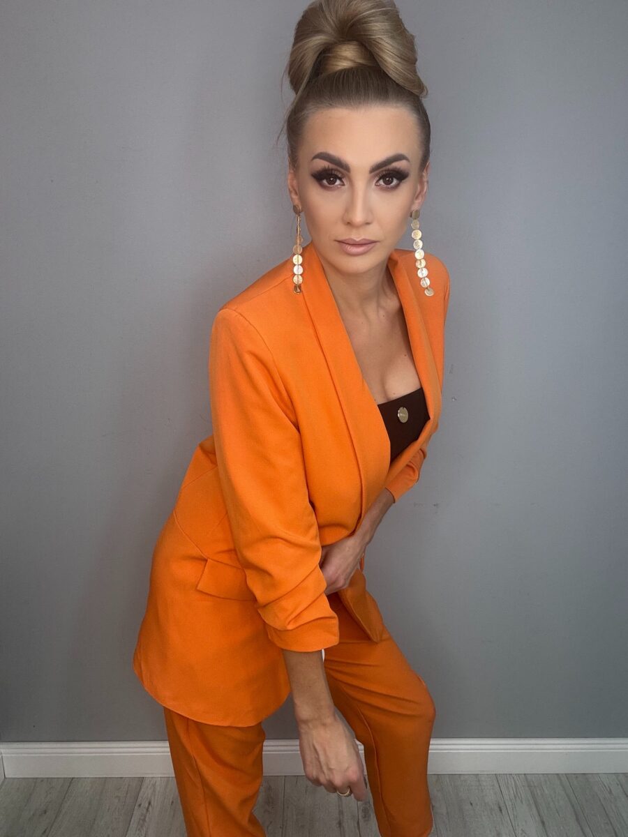 Komplet marynarka i spodnie w kolorze pomarańczowym - obrazek 3