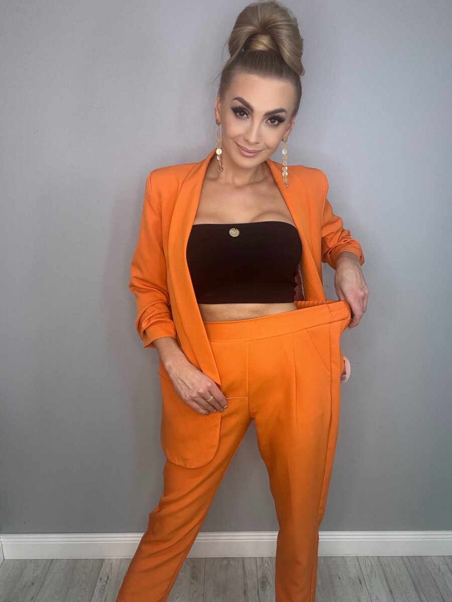 Komplet marynarka i spodnie w kolorze pomarańczowym - obrazek 2
