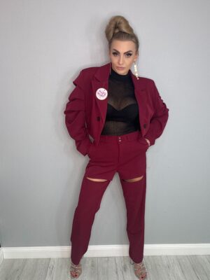 Komplet marynarka z marszczonymi rękawami i spodnie z dziurą Burgund LA MILLA