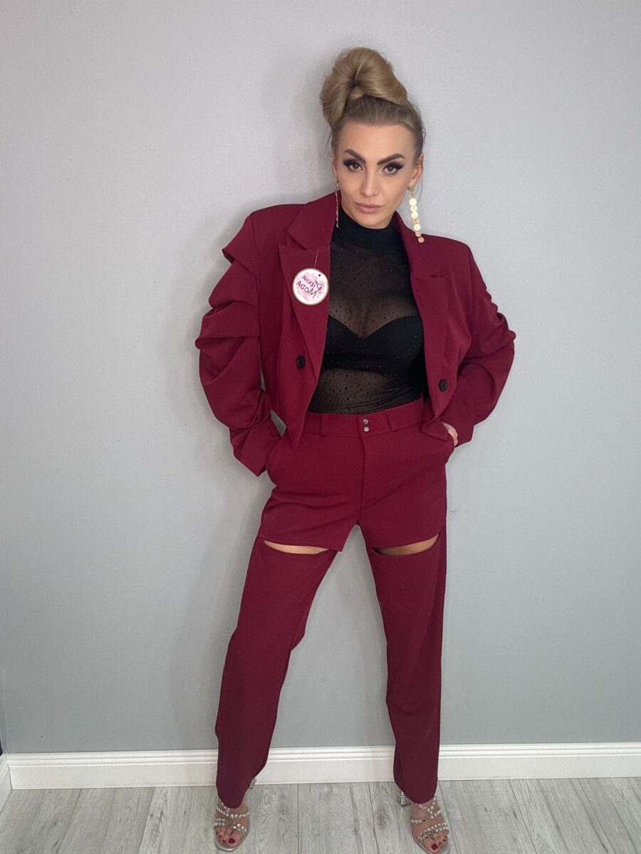 Komplet marynarka z marszczonymi rękawami i spodnie z dziurą Burgund LA MILLA - obrazek 1