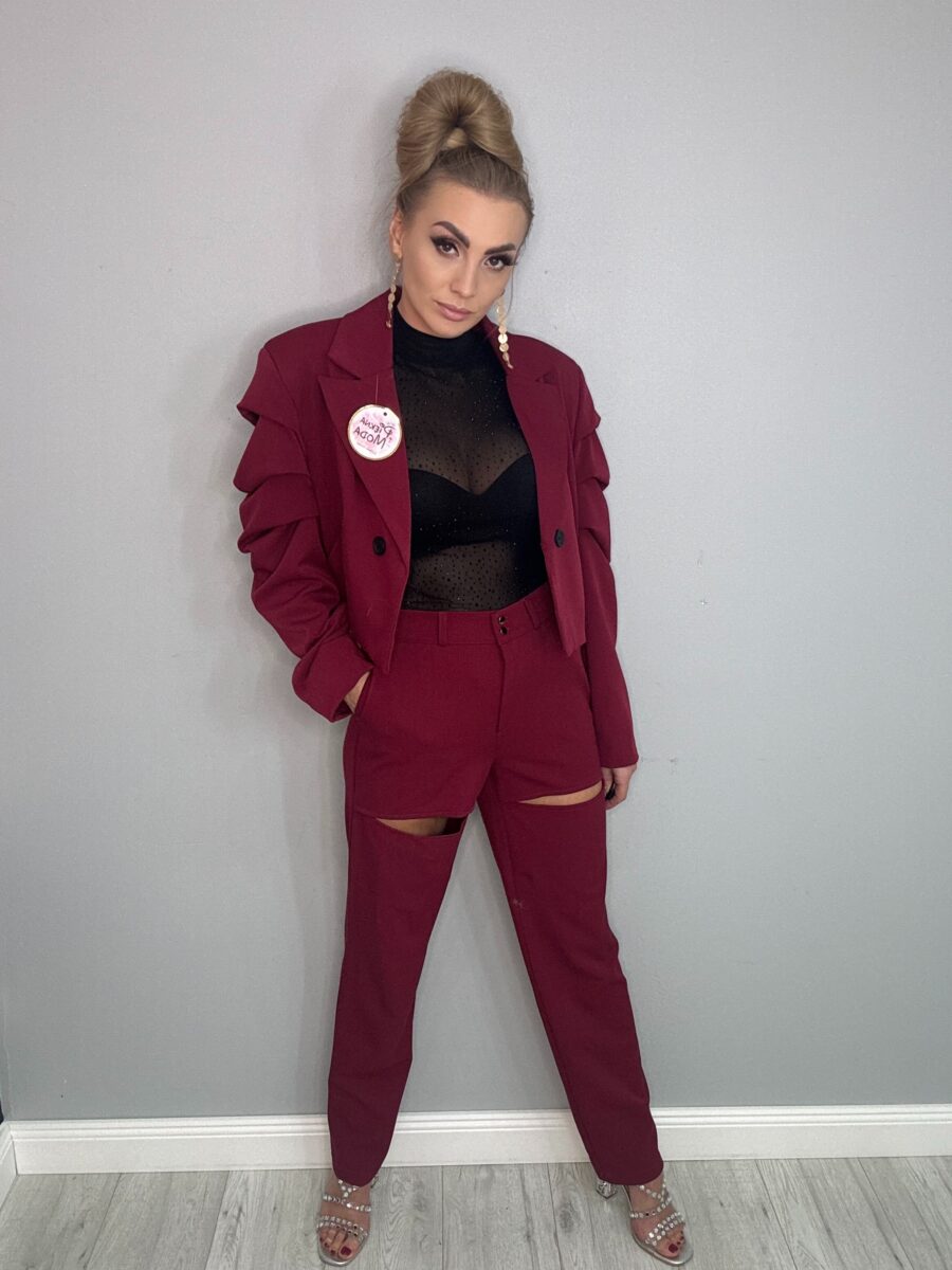 Komplet marynarka z marszczonymi rękawami i spodnie z dziurą Burgund LA MILLA - obrazek 2