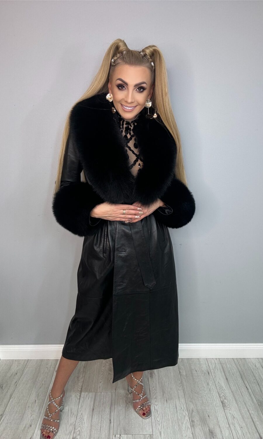 Luksusowy Płaszcz ze Skóry Cielęcej z Odpinanym czarnym Obszyciem z lisa - obrazek 3