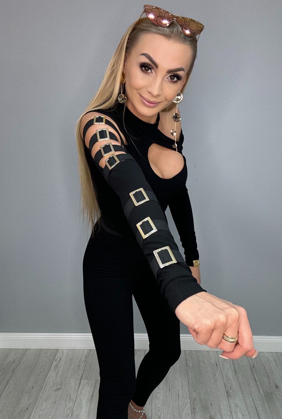 Modelujący kombinezon CZARNY z ozdobnymi klamrami i dekoltem PREMIUM - obrazek 5