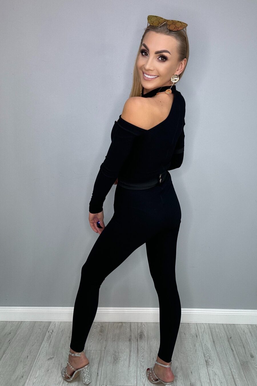 Modelujący kombinezon CZARNY z ozdobnymi klamrami i dekoltem PREMIUM - obrazek 7