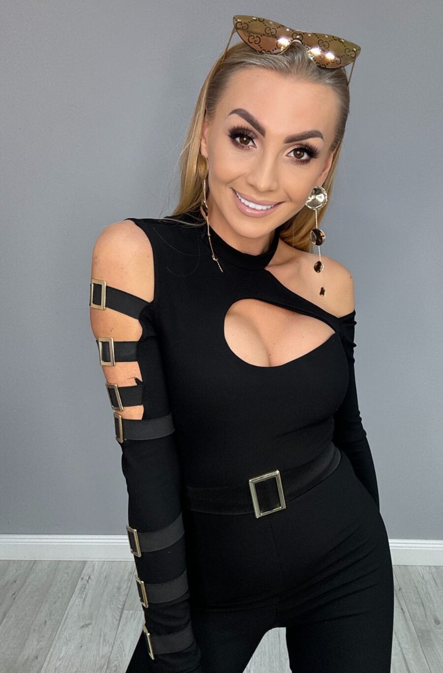 Modelujący kombinezon CZARNY z ozdobnymi klamrami i dekoltem PREMIUM - obrazek 3