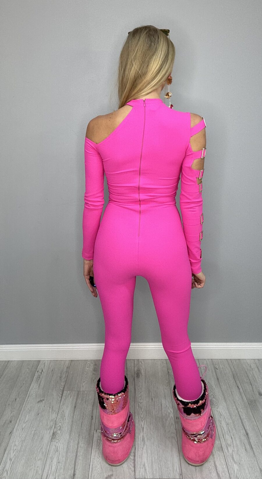Modelujący kombinezon RÓŻOWY z ozdobnymi klamrami i dekoltem PREMIUM - obrazek 8