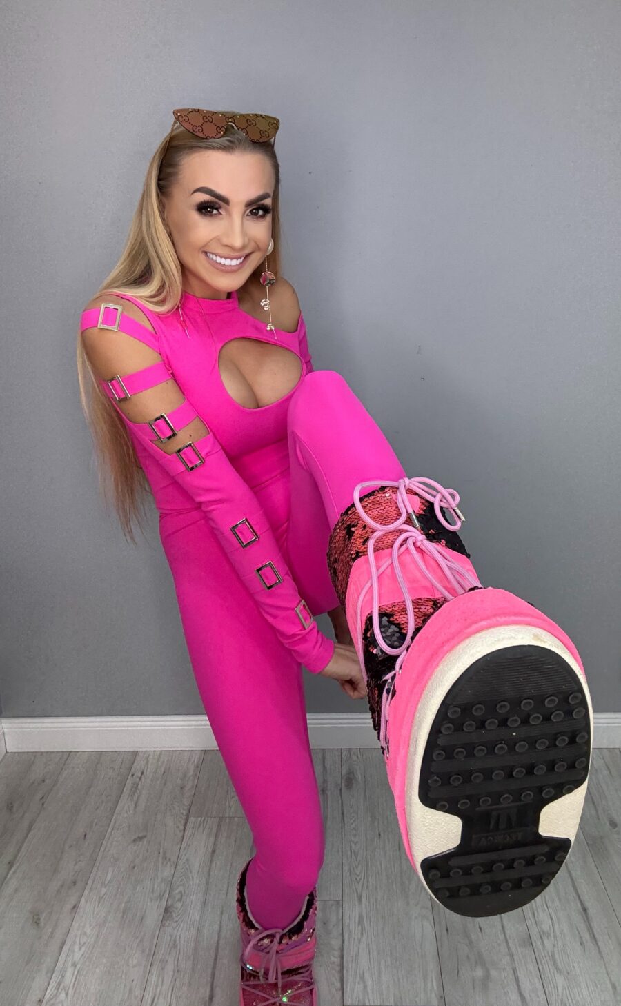 Modelujący kombinezon RÓŻOWY z ozdobnymi klamrami i dekoltem PREMIUM - obrazek 7