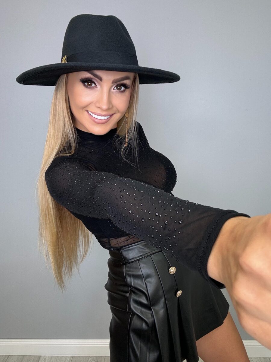 Spódniczko spodenki plisowane eco skóra z ozdobnymi guzikami czarne - obrazek 5