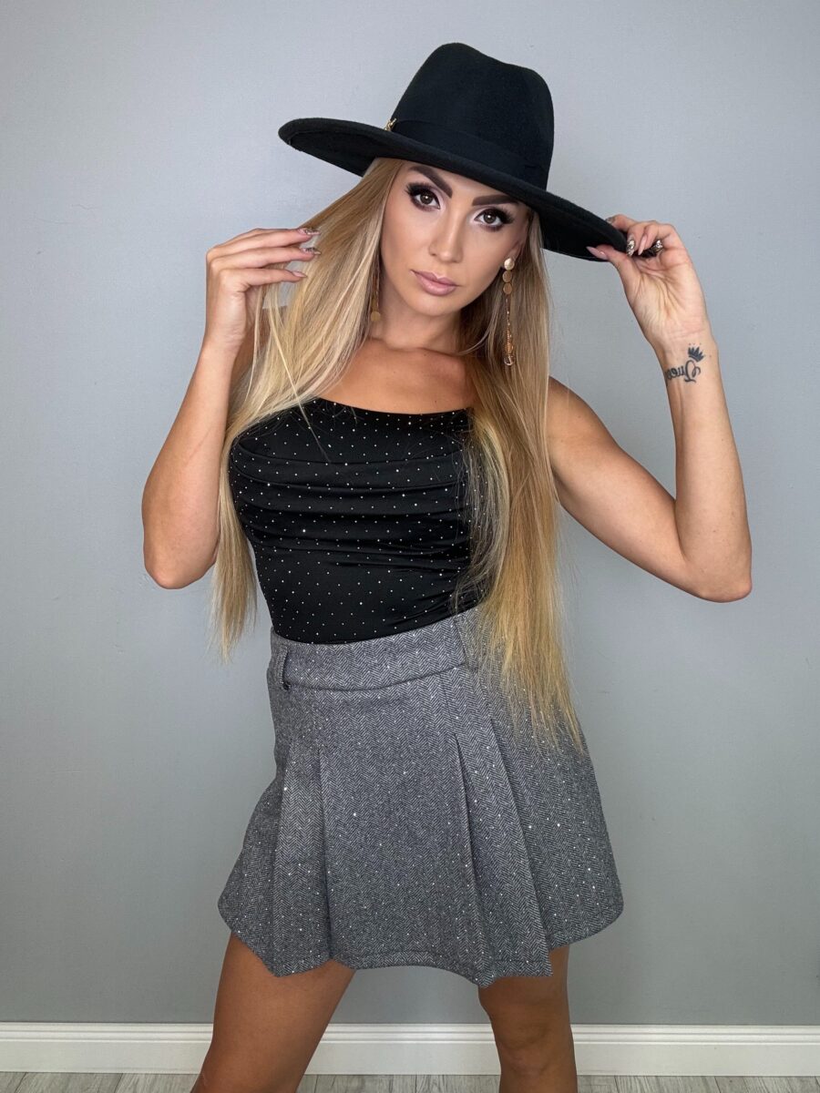 Piękna i Moda Spodniczko spodenki plisowane szare z cyrkoniami Spódniczko spodenki plisowane szare z cyrkoniami - obrazek 1