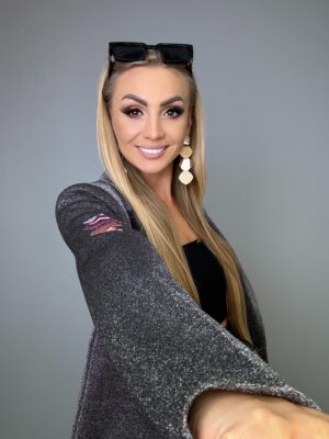 Srebrna Marynarka z Neonowymi Naszywkami - Must-Have w Twojej Garderobie - obrazek 3