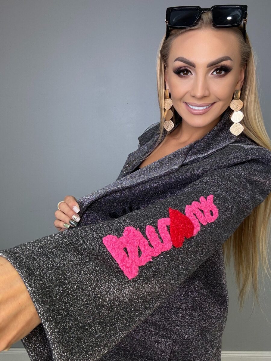 Srebrna Marynarka z Neonowymi Naszywkami - Must-Have w Twojej Garderobie - obrazek 4