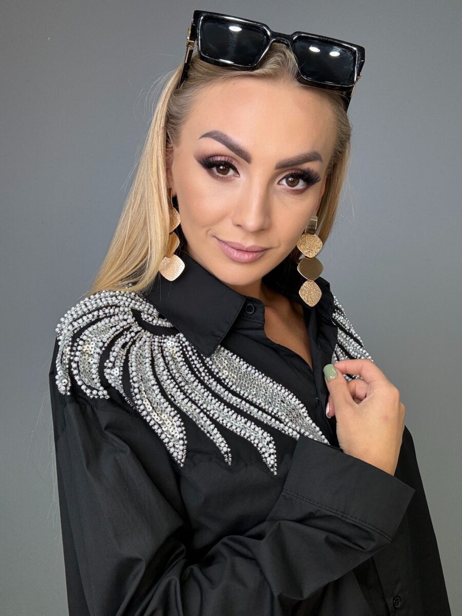 Czarna koszula z bogatymi srebrnymi zdobieniami - obrazek 3