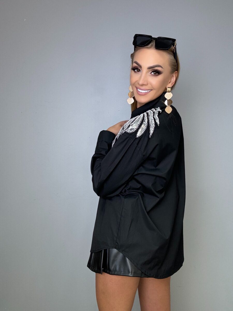 Czarna koszula z bogatymi srebrnymi zdobieniami - obrazek 2