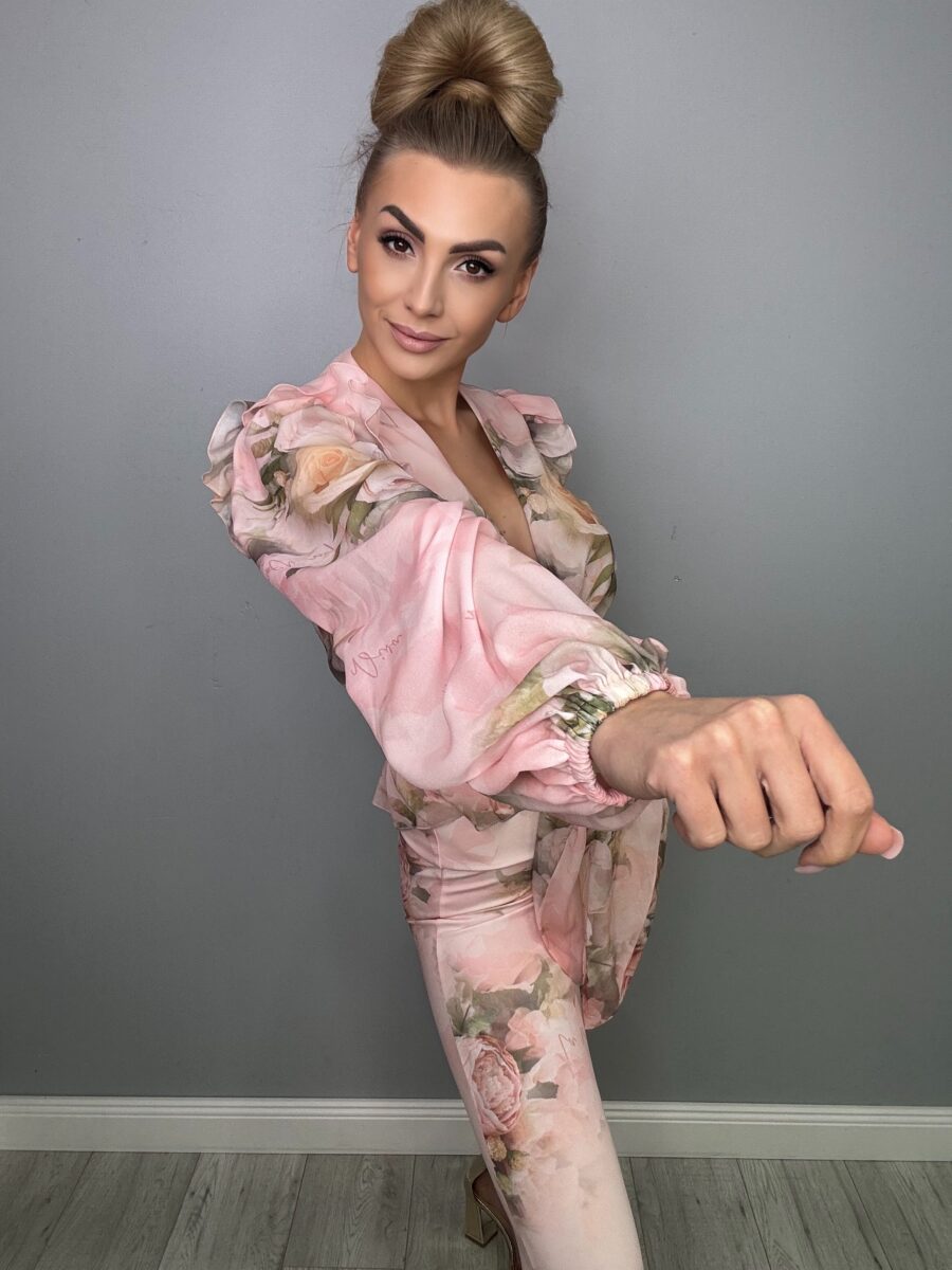Elegancki Komplet Szyfonowy w Różowym Kwiatowym Motywie La Diva - obrazek 17