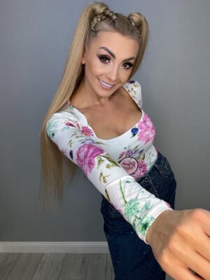 Kwiatowe body z dekoltem – kobiecość i elegancja w jednym! - obrazek 3