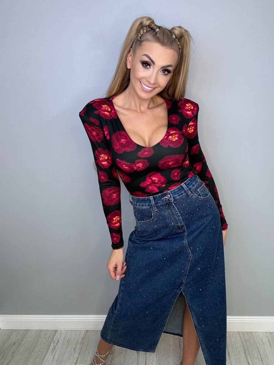 Czarne body w czerwone róże z poduszkami na ramionach - obrazek 3