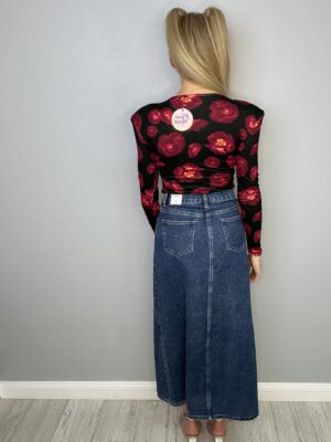 Czarne body w czerwone róże z poduszkami na ramionach - obrazek 5