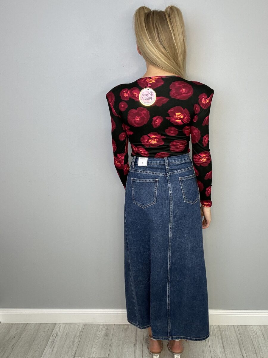 Czarne body w czerwone róże z poduszkami na ramionach - obrazek 5