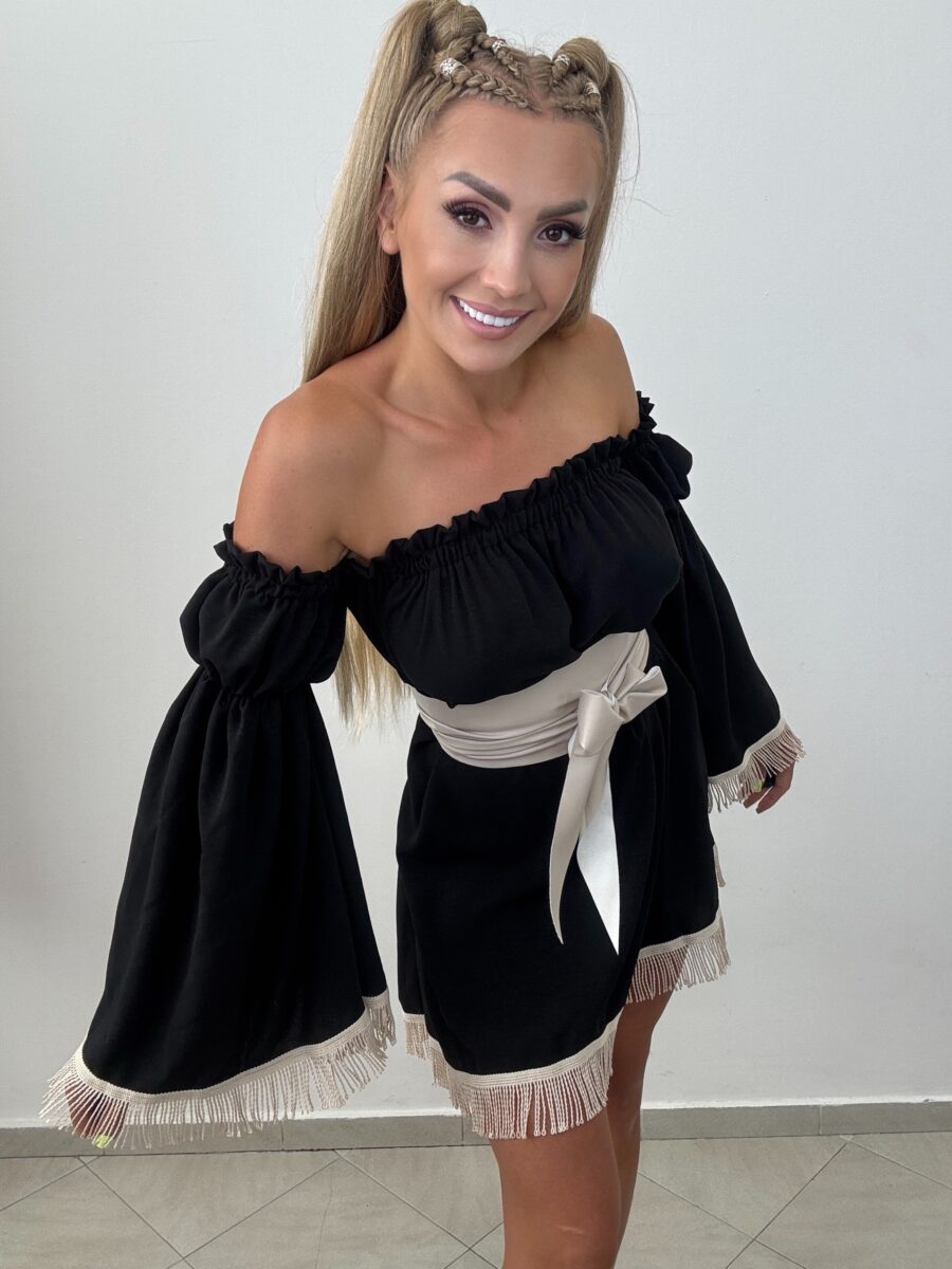 Czarna sukienka ARIZONA z frędzlami – La Monne - obrazek 3