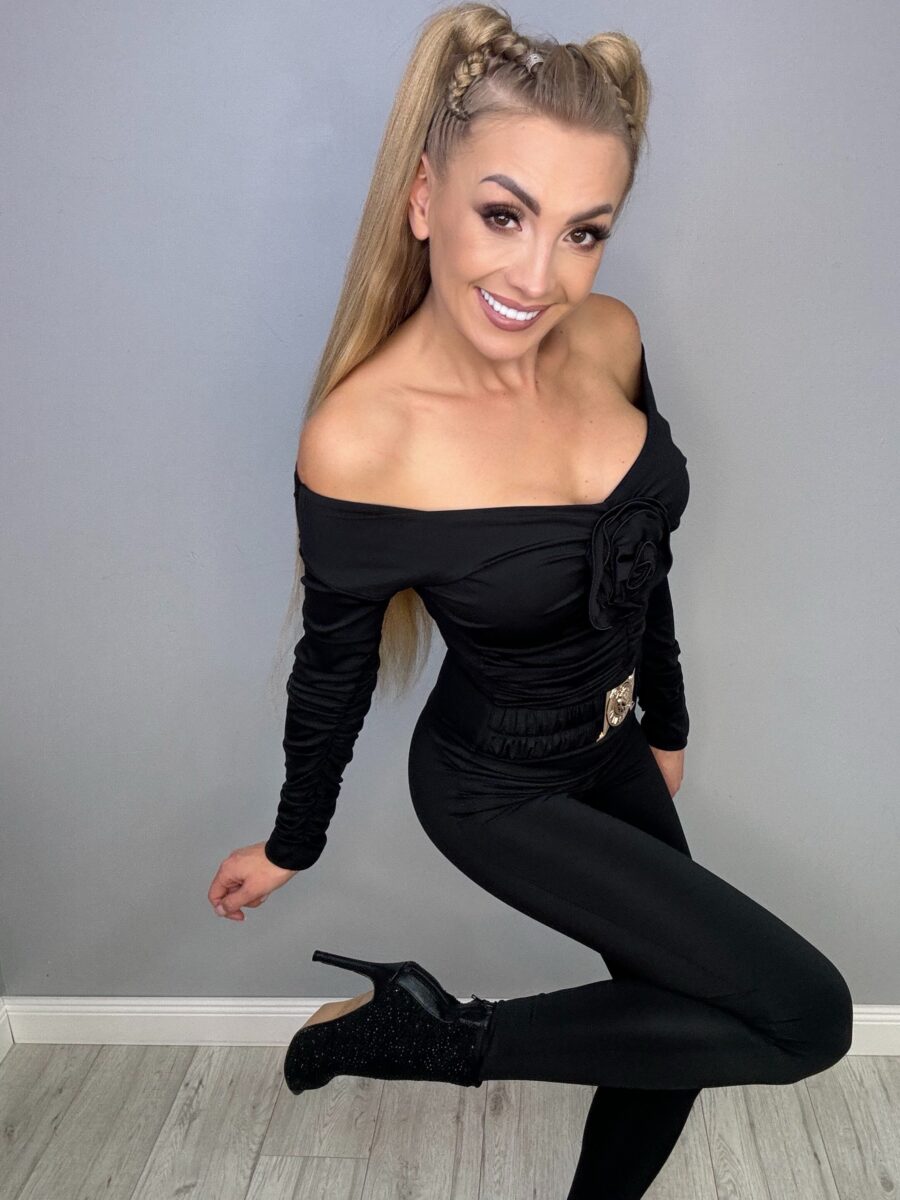 Czarny modelujący kombinezon z różą La Diva - obrazek 2