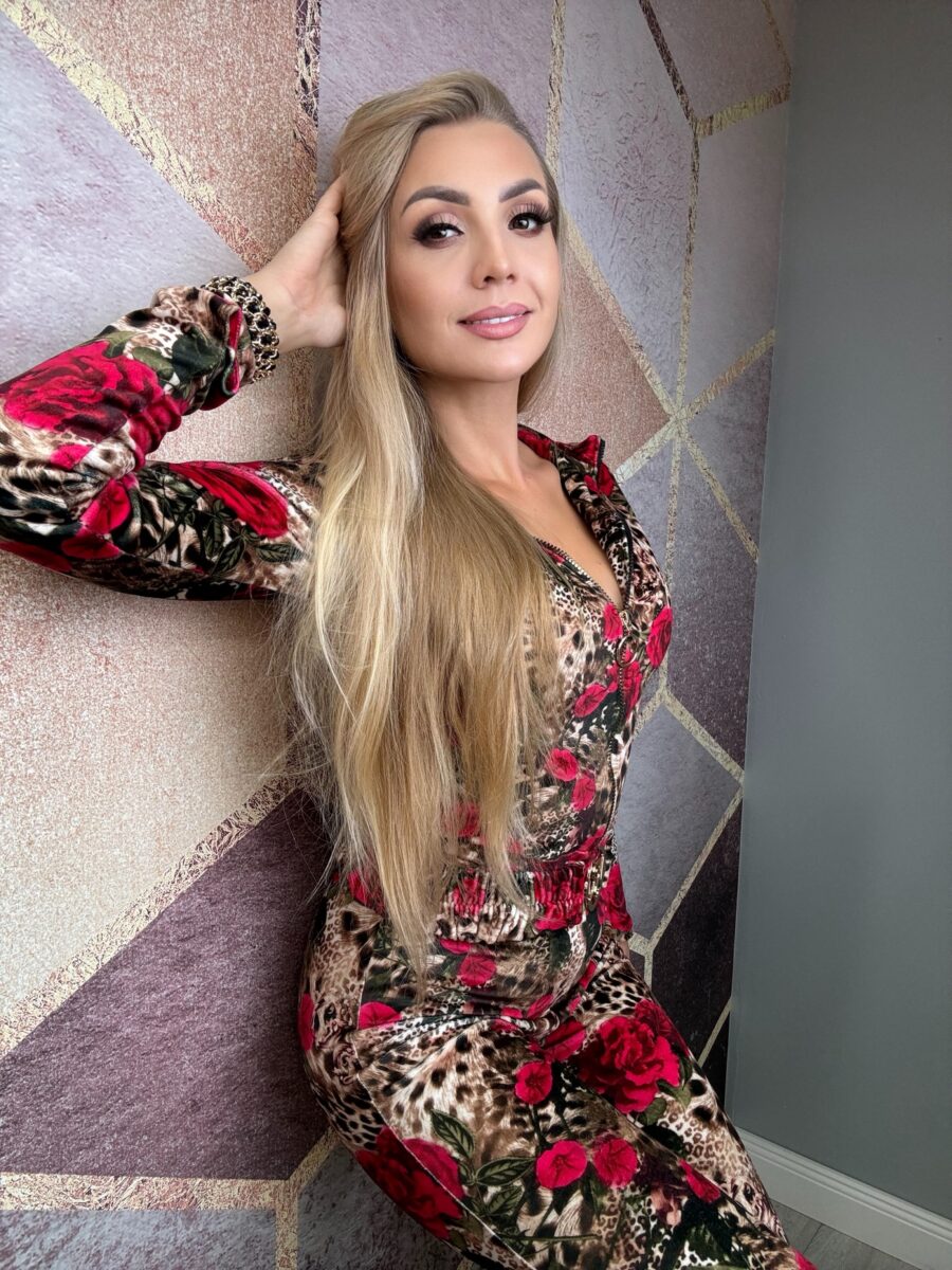 Kombinezon długi welurowy kwiatowy czerwone VASARI - obrazek 2