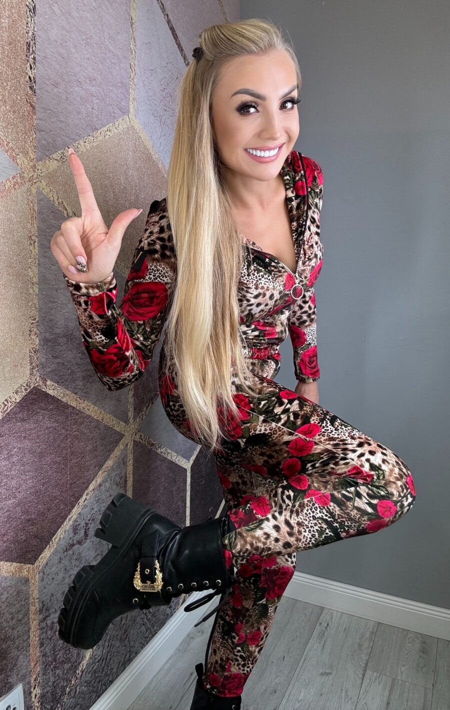 Kombinezon długi welurowy kwiatowy czerwone VASARI - obrazek 3