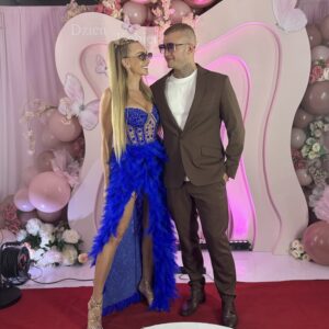 Suknia luksusowa chabrowa z piórami marabuta i kryształkami - obrazek 3